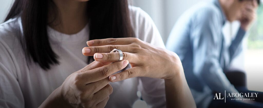 Una pareja de casados realizando un proceso de divorcio