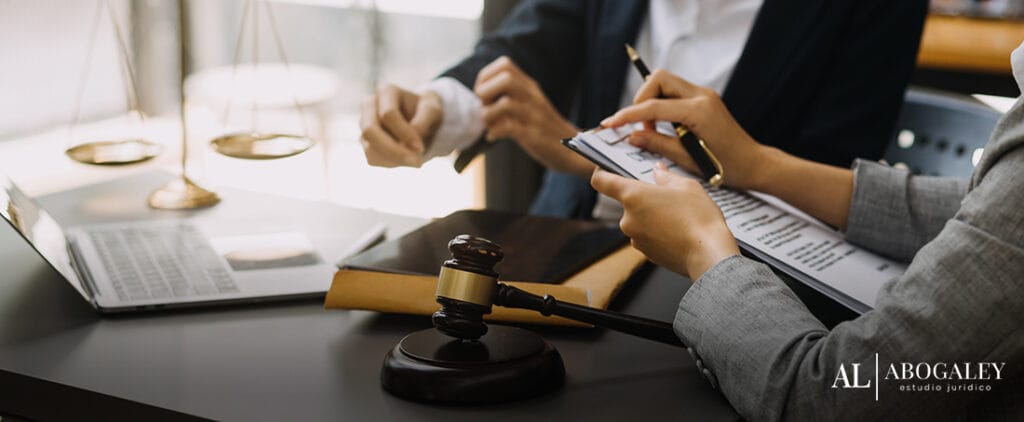 Estudio jurídico revisando la documentación para un trámite de divorcio