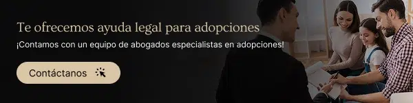 Padres con su hija firmando un documento de adopción