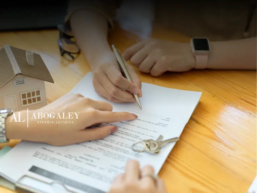 personas firmando contrato de arrendamiento