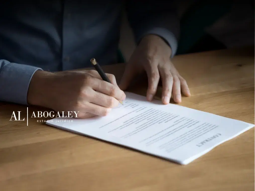 Persona firmando Contrato de mandato