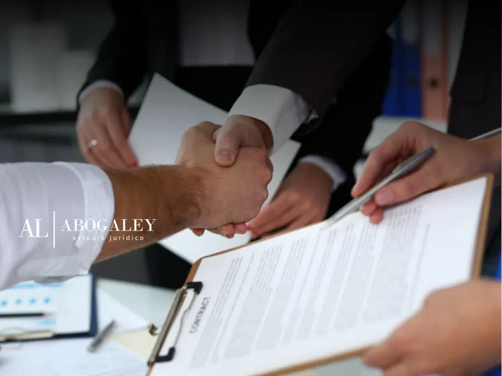 Personas sosteniendo contrato de sociedad