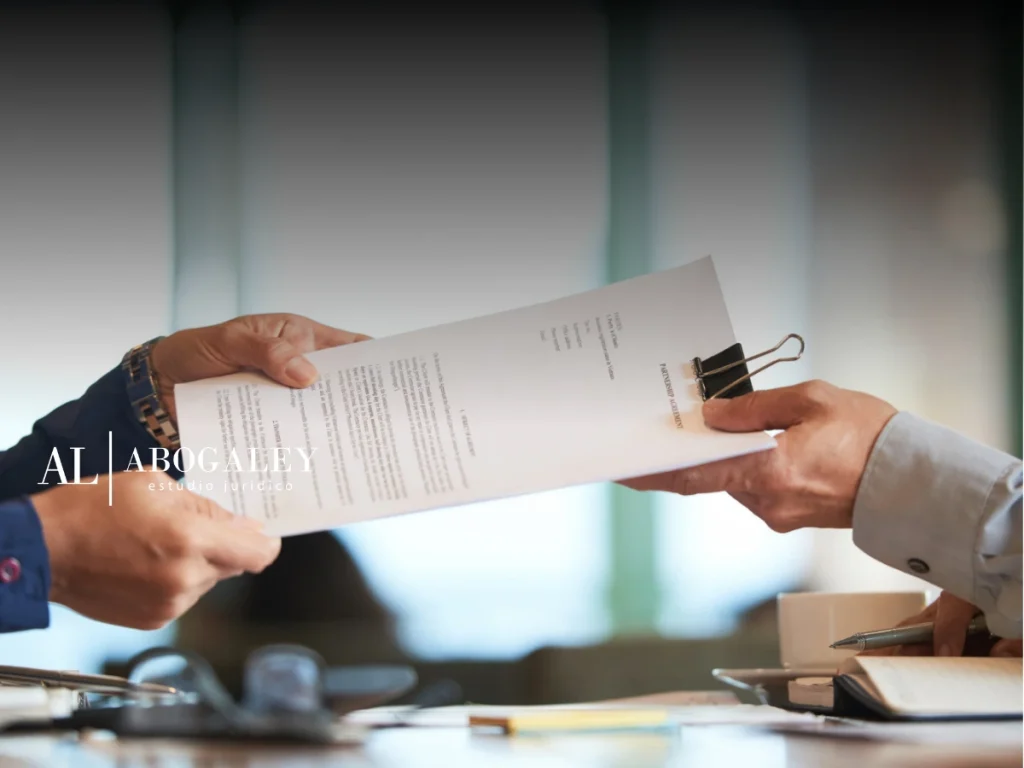 Personas sosteniendo contacto de sector público