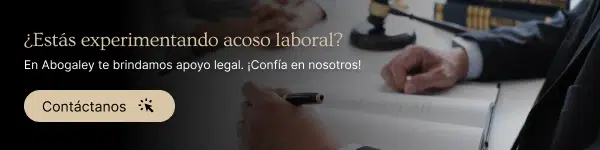 papeles en mesa discutiendo el acoso laboral