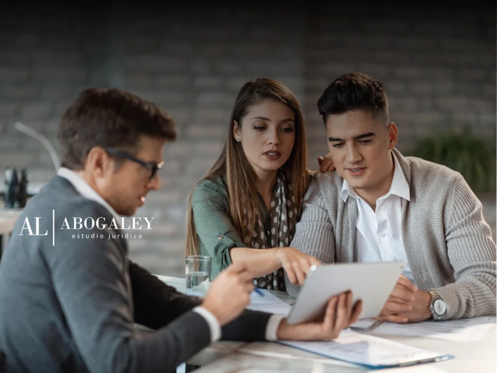 Grupo de personas en la oficina discutiendo sobre el derecho de familia: Qué es y cuáles son sus principales pilares