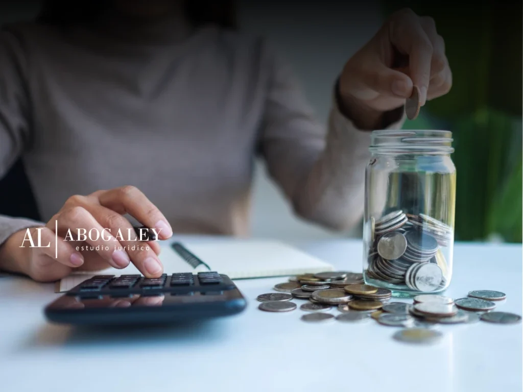 mujer contando monedas y preguntando ¿Cómo cobrar el seguro de cesantía en Chile?