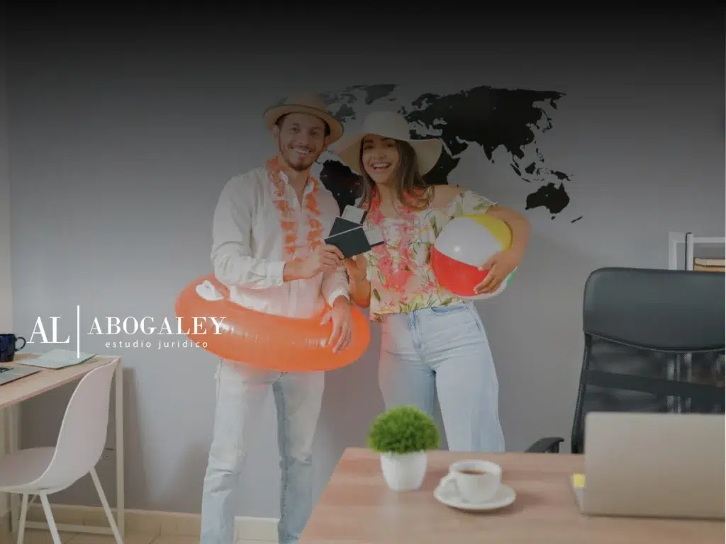 Dos trabajadores de vacaciones felices y hablando sobre qué son las vacaciones progresivas y cómo funcionan en Chile