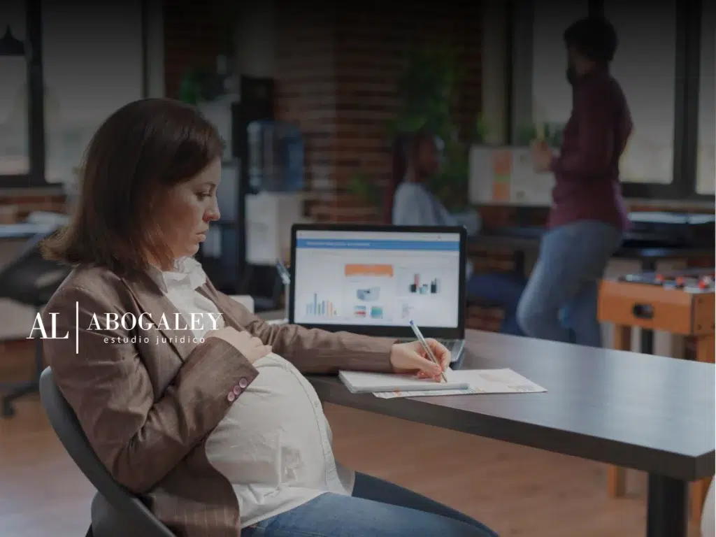 Madre embarazada trabajando y pensando en el Fuero Maternal en Chile: Qué es y cómo protege tus derechos laborales