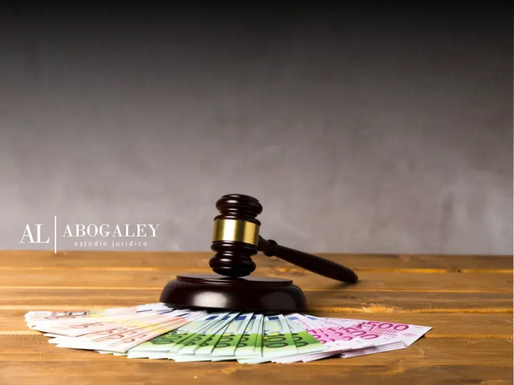 Mesa de abogado con masoterapia y billetes encima, ¿Qué es el cobro judicial y la cobranza judicial en Chile?