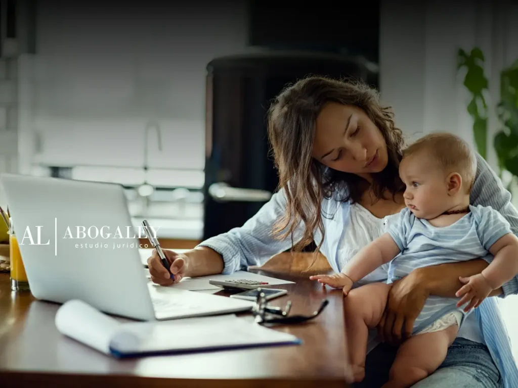 Mamá con su hijo trabajando en la casa en modalidad de teletrabajo bajo la Ley de conciliación (Ley 21.645)