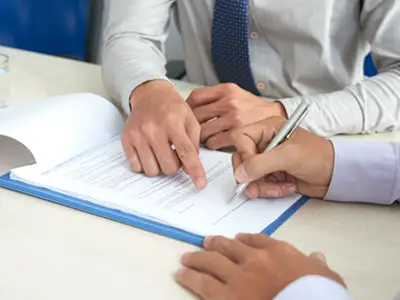 Manos firman un contrato