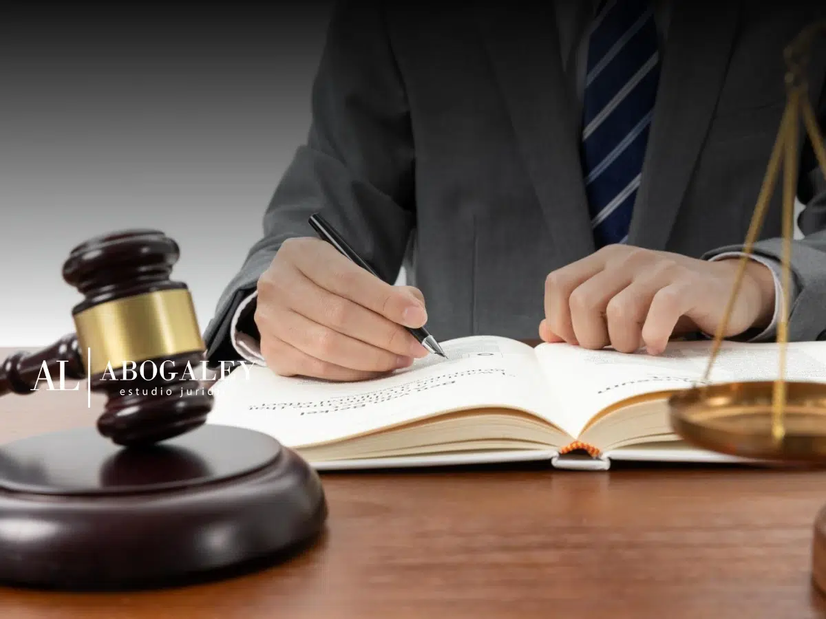 Abogado firmando documentos en una Audiencia de juicio: El pilar determinante del sistema judicial en Chile