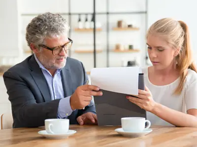 Joven entrega evidencia a un abogado