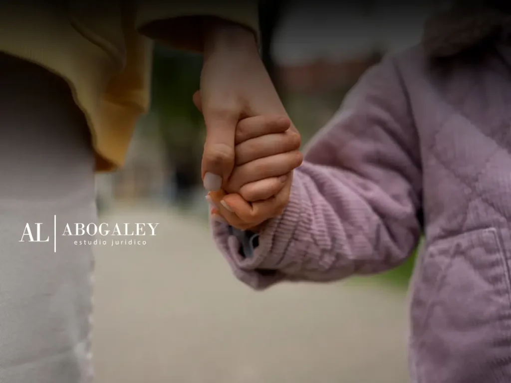 Madre adoptiva camina de la mano con niña