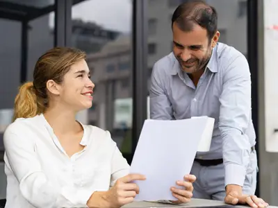 Personas tramitando cesión de contrato