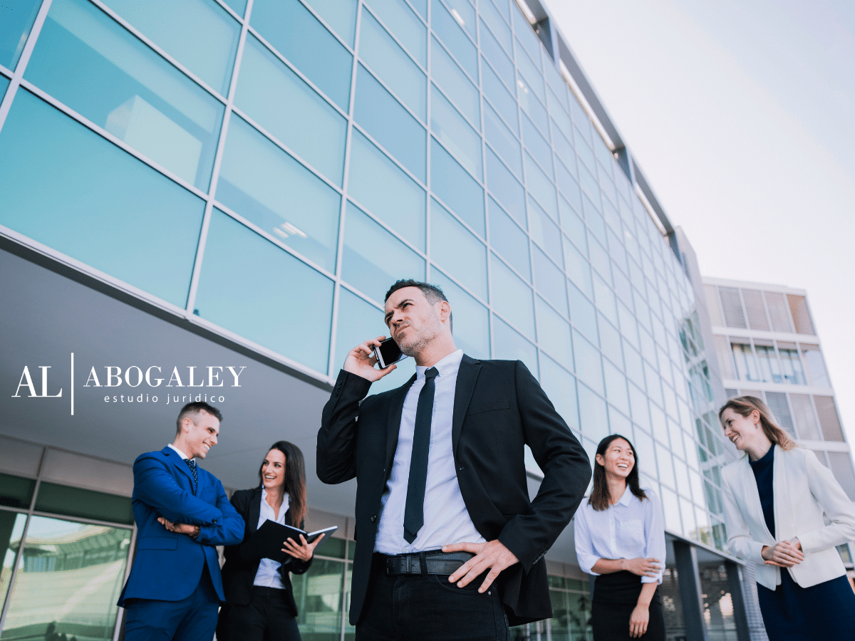 Ejecutivos de una empresa frente a un edificio. La maquinaria oculta de los tribunales laborales en Chile: Lo que enseña la academia judicial y cómo lo usamos para proteger a su empresa