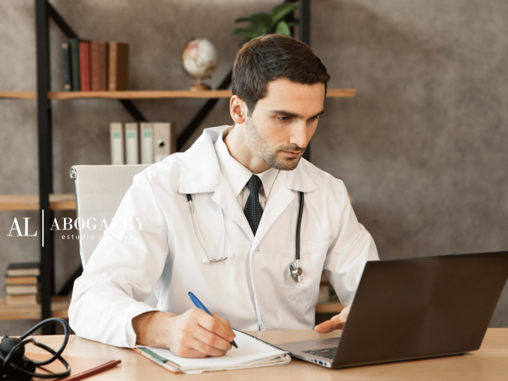 Medico trabajando: Negligencia médica en Chile: Lo que enseña el manual de los jueces y cómo nuestra estrategia civil asegura su indemnización