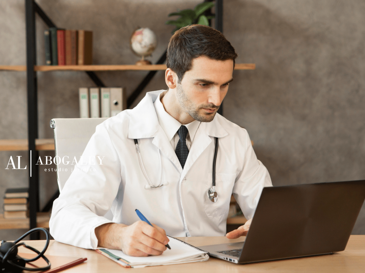 Medico trabajando: Negligencia médica en Chile: Lo que enseña el manual de los jueces y cómo nuestra estrategia civil asegura su indemnización