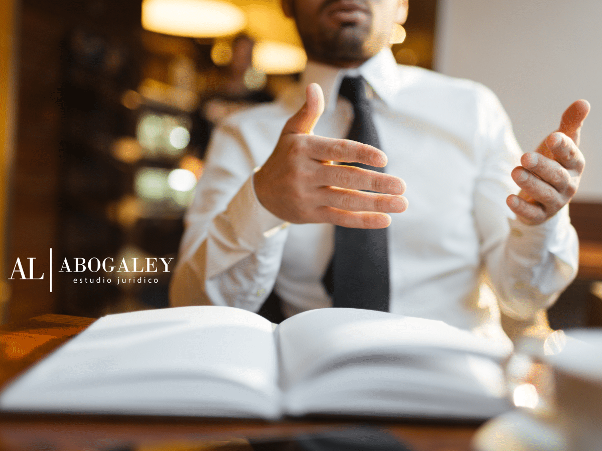 juicio oral, persona hablando frente a un juez: Juicio oral en lo penal: Lo que revela el manual de los jueces y cómo estructuramos su defensa para ganar