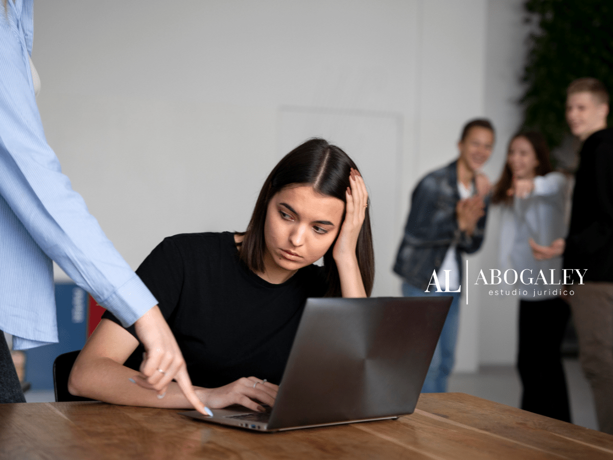 Imagen de mujer que sufre de Acoso laboral: El nuevo estándar de los Jueces laborales: Ley Karin, prueba indiciaria y cómo blindamos a su empresa