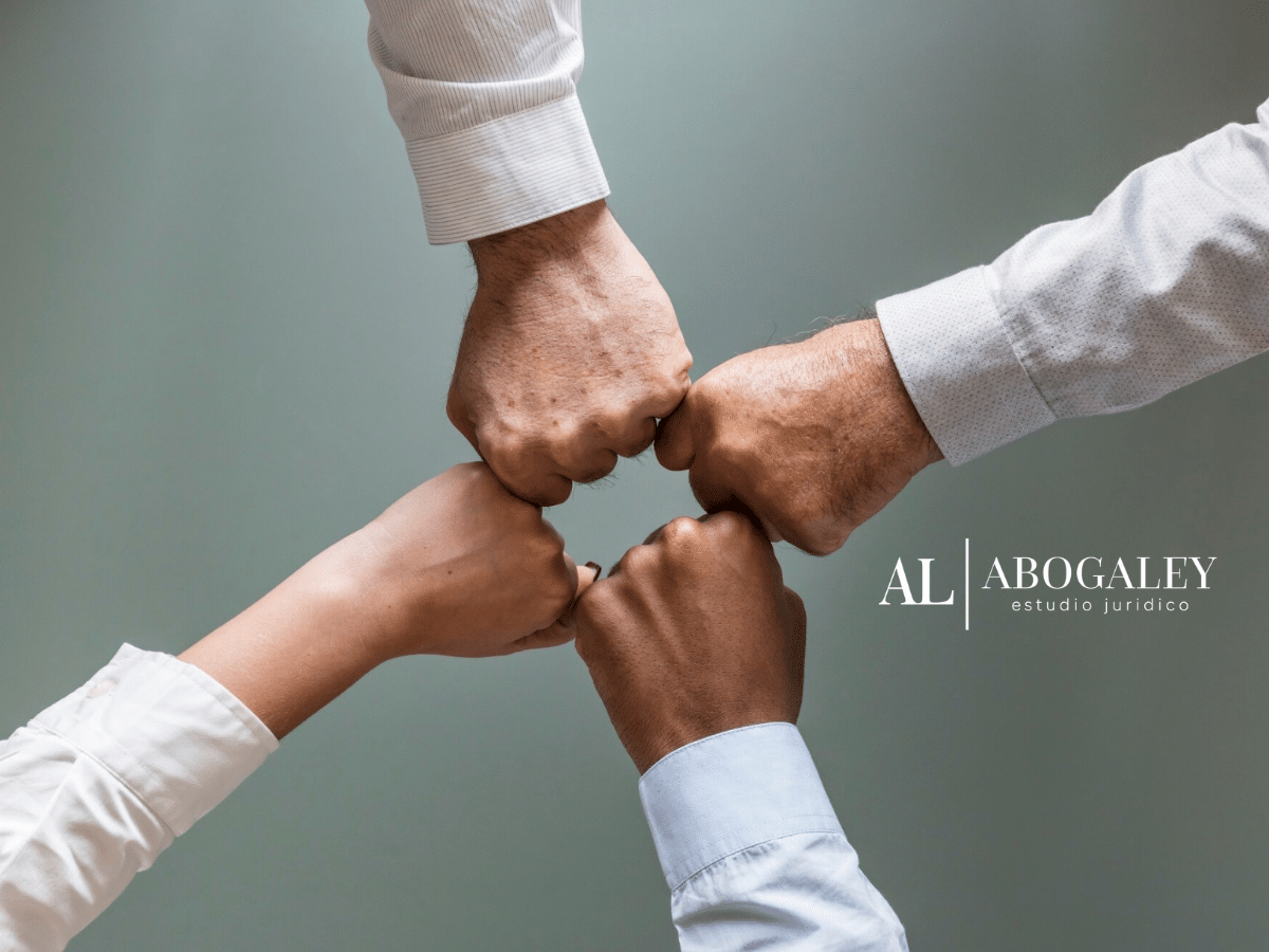 Imagen de puños unidos: Análisis doctrinal y jurisprudencial de la unidad económica: Lo que advierte la Universidad de Chile y cómo enfrentamos el Multirut en tribunales