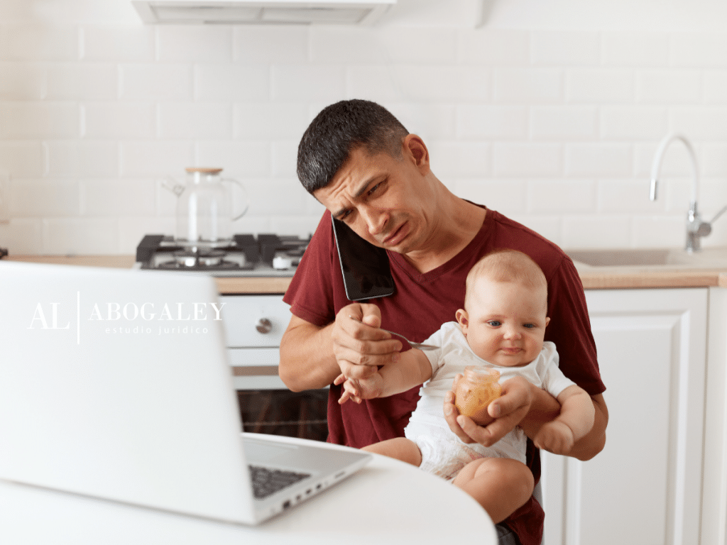 Padre alimentando a hijo. Registro nacional de deudores: Lo que debes saber sobre las leyes de pensión de alimentos en Chile