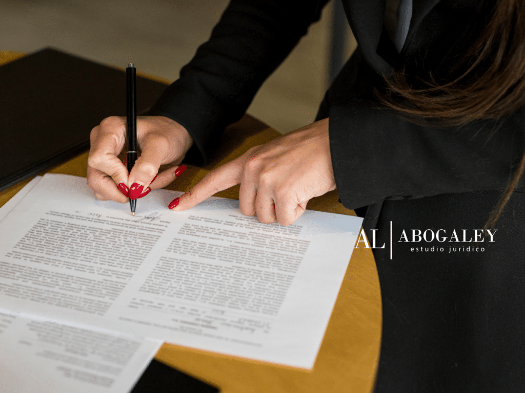 Imagen de mujer firmando un poder: Qué es el patrocinio y poder: Requisitos legales a tener en cuenta