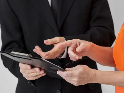 Trabajador revisa contrato con su jefe