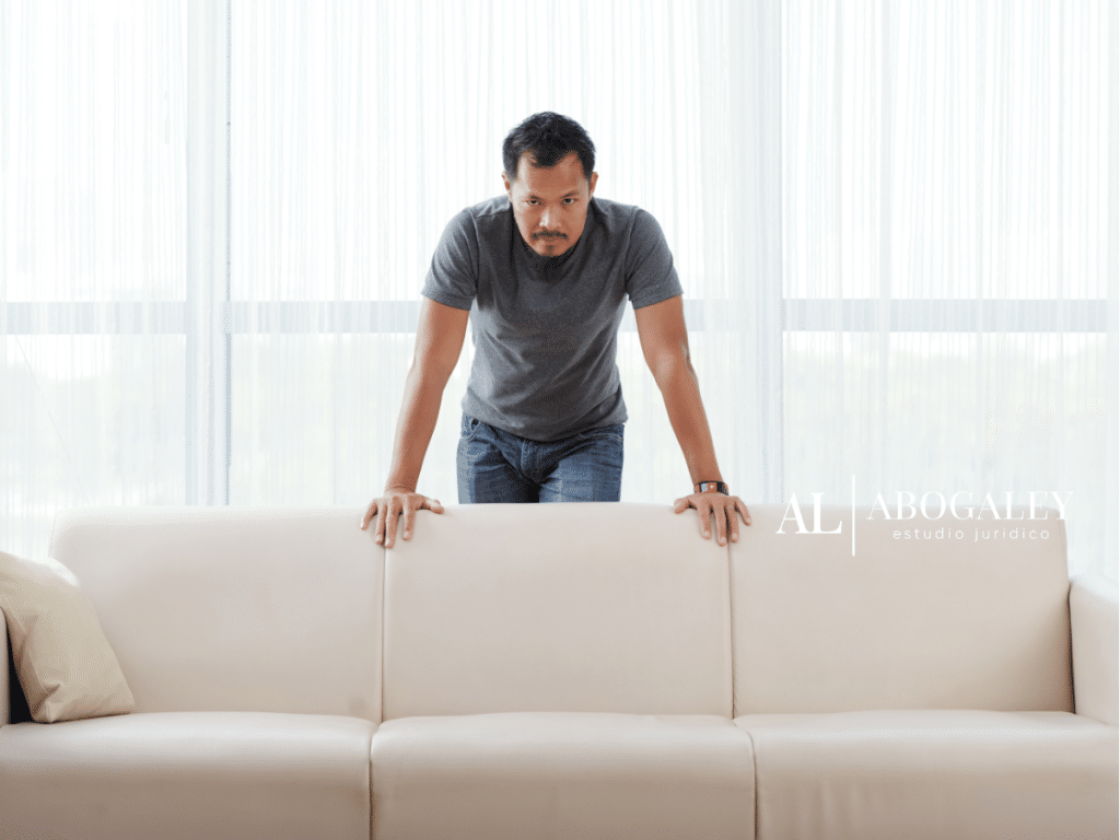 Hombre detrás de un mueble le blanco. Tercería de posesión: Defensa efectiva contra embargos en Chile