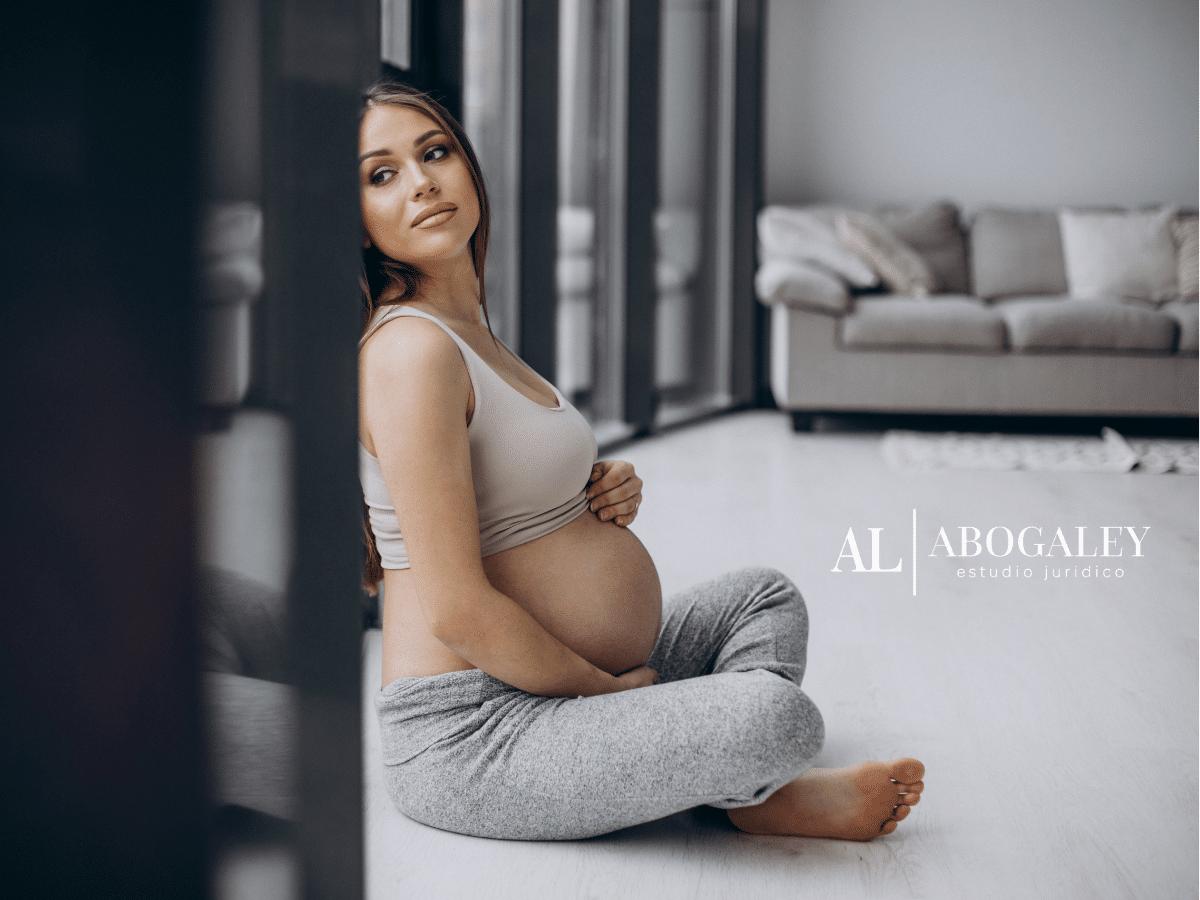 Mujer embarazada mirando al horizonte pensando en el Vientre de alquiler en Chile: Aspectos legales, beneficios y trámites