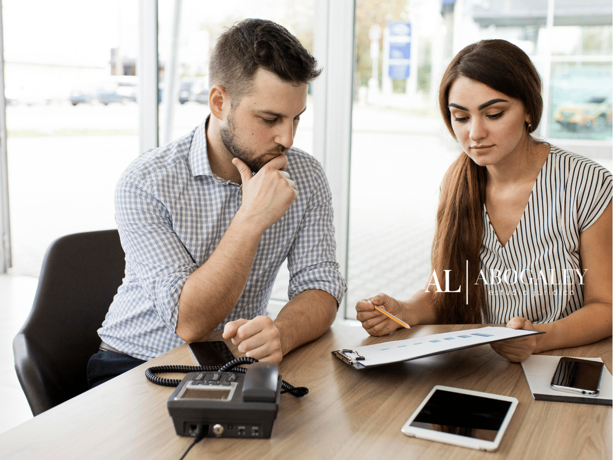 Dos jovenes haciendo cuentas, preguntándose: Me pueden embargar si no pago el CAE: Todo lo que debe saber