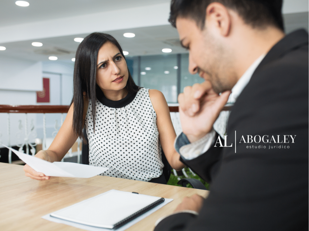 Personas revisando un documento pensando en el Incumplimiento de contrato: Qué hacer y cómo reclamar tus derechos