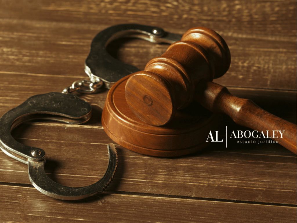 Esposas de metal abiertas junto a un maso de un juez. Eliminación de antecedentes penales: Lo que deberías hacer