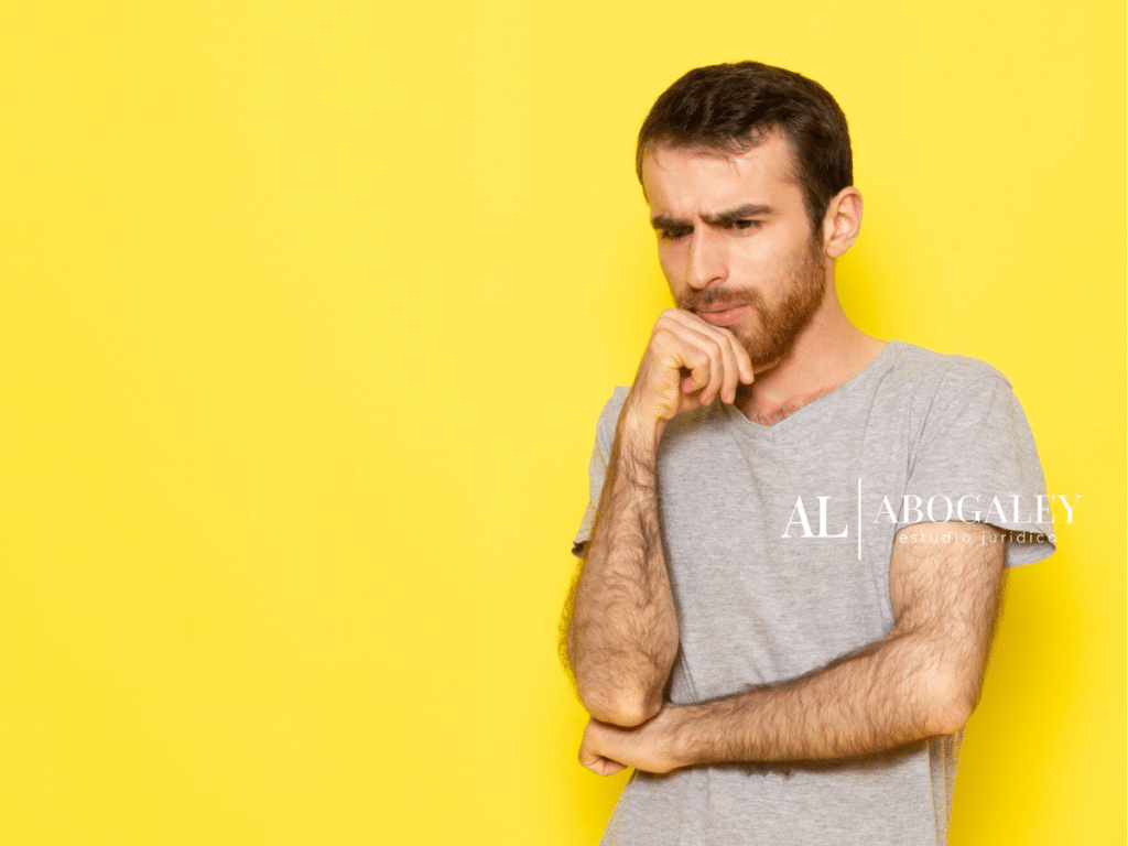 Hombre pensativo. ¿Cómo quitar una demanda de pensión alimenticia en Chile?