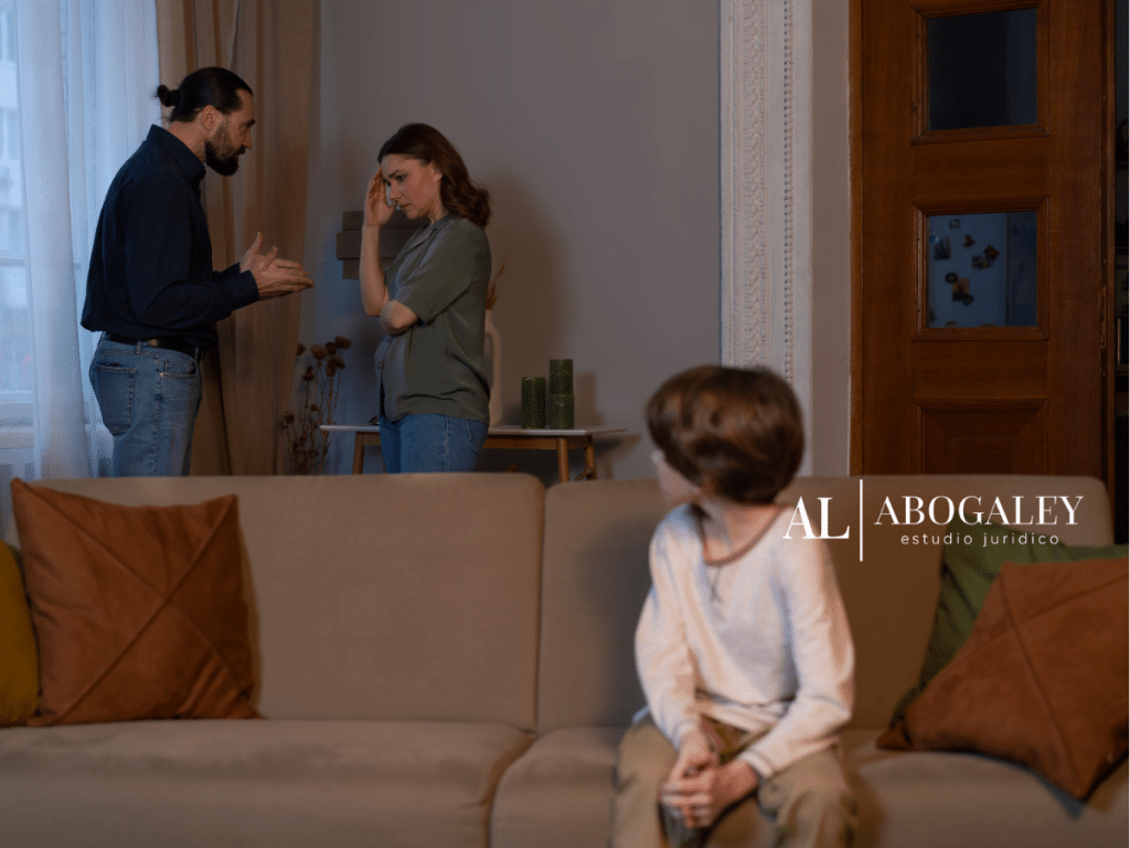 Padres discutiendo. Juicio de filiación en Chile: Pasos para exigir sus derechos