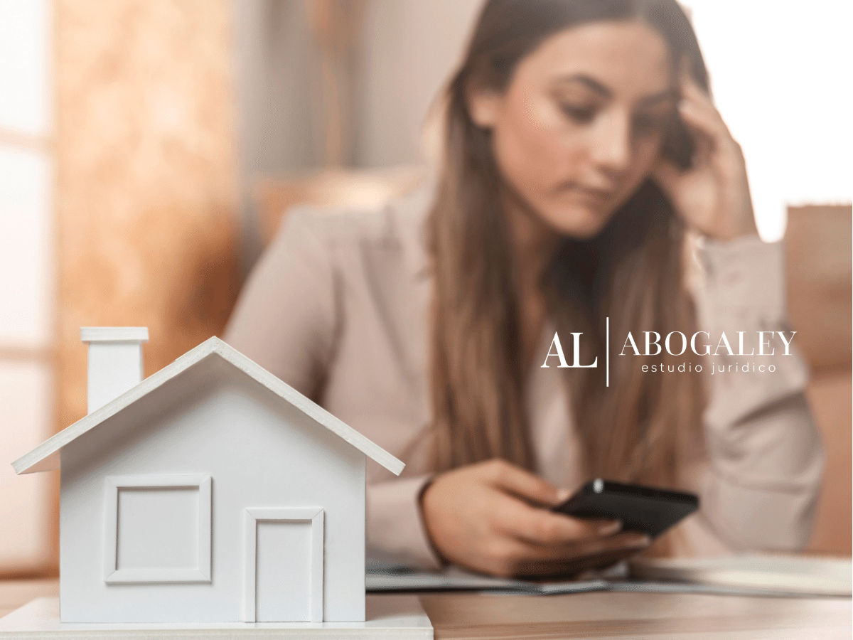 Mujer preocupada por embargo. ¿Pueden embargar a tu familia por tus deudas en Chile?