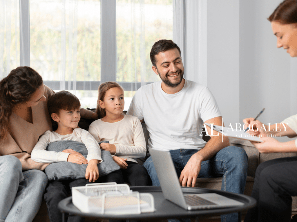 Fotografía de familia compuesta por mamá, papá y dos hijos en una mediación familiar con un abogado. Cómo solicitar mediación familiar en Chile