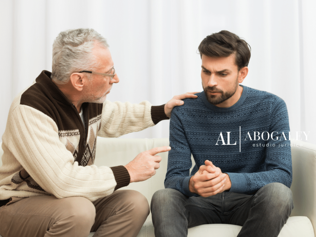 Abuelo discutiendo con su hijo sobre la herencia. ¿Se puede dejar sin herencia a un hijo en Chile?
