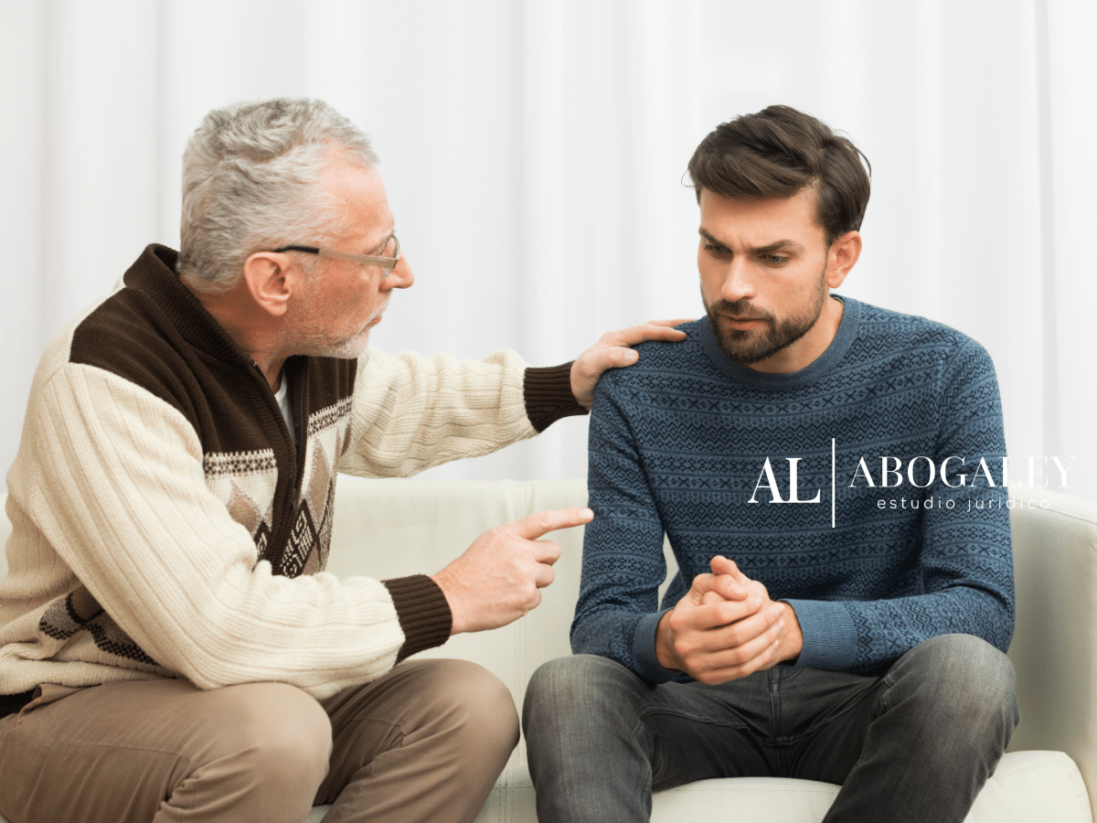 Abuelo discutiendo con su hijo sobre la herencia. ¿Se puede dejar sin herencia a un hijo en Chile?