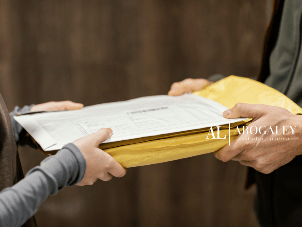 Manos de personas recibiendo un paquete. ¿Qué hacer si recibo una carta de aviso de despido?