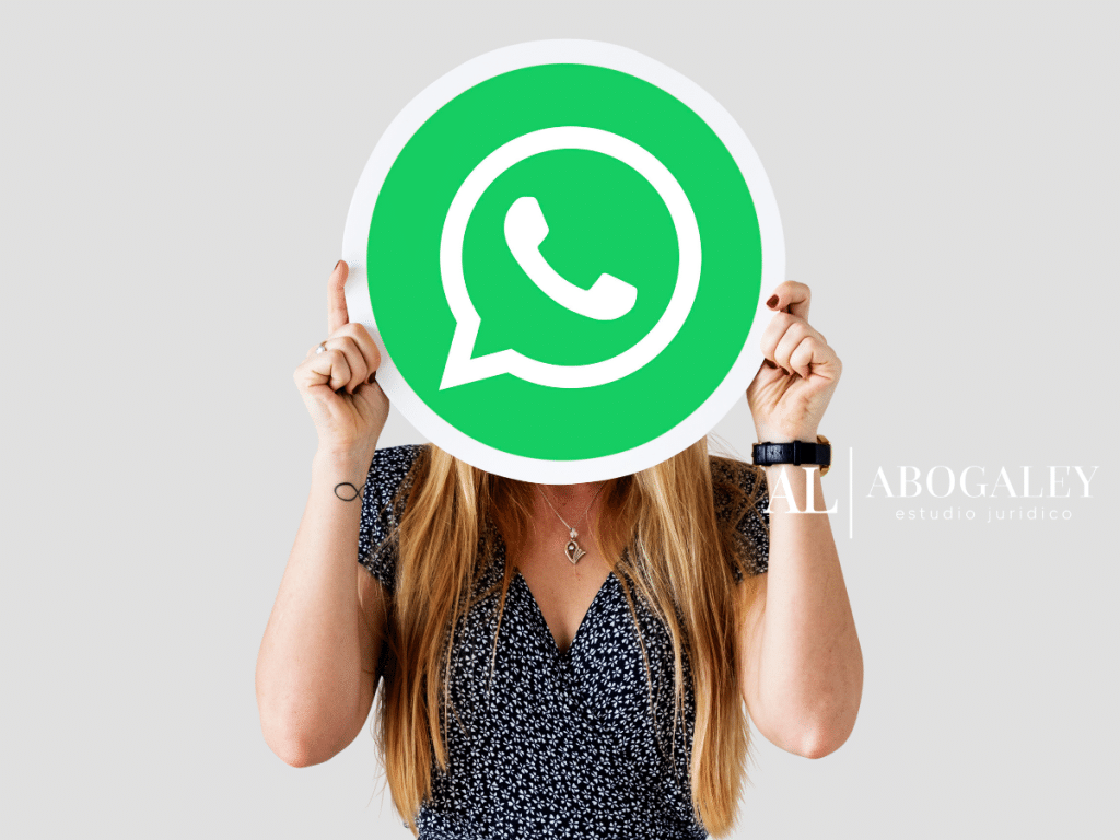 Mujer de cabello rubio con imagen de WhatsApp. Ley whatsapp y trabajo en Chile: ¿Debes responder fuera de horario?