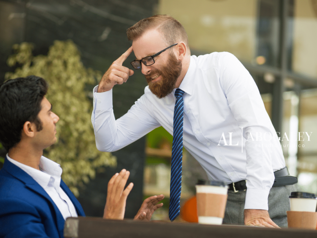 Jefe discutiendo con su empleado en una cafetería y haciendo un despido verbal en Chile