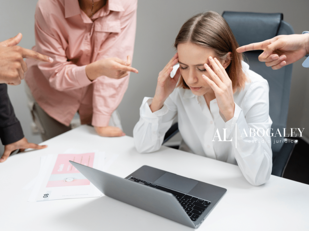 Mujer en ambiente laboral pensando en denunciar acoso laboral