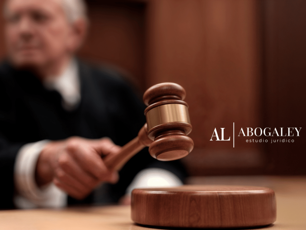 Juez con un maso de madera sobre la mesa en un juicio Laboral en Chile