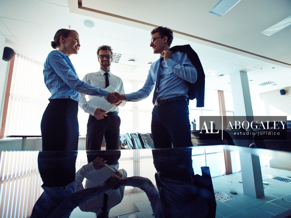 Empresarios estrechándoselos la mano en la oficina y hablando sobre la Sociedad de Responsabilidad Limitada en Chile