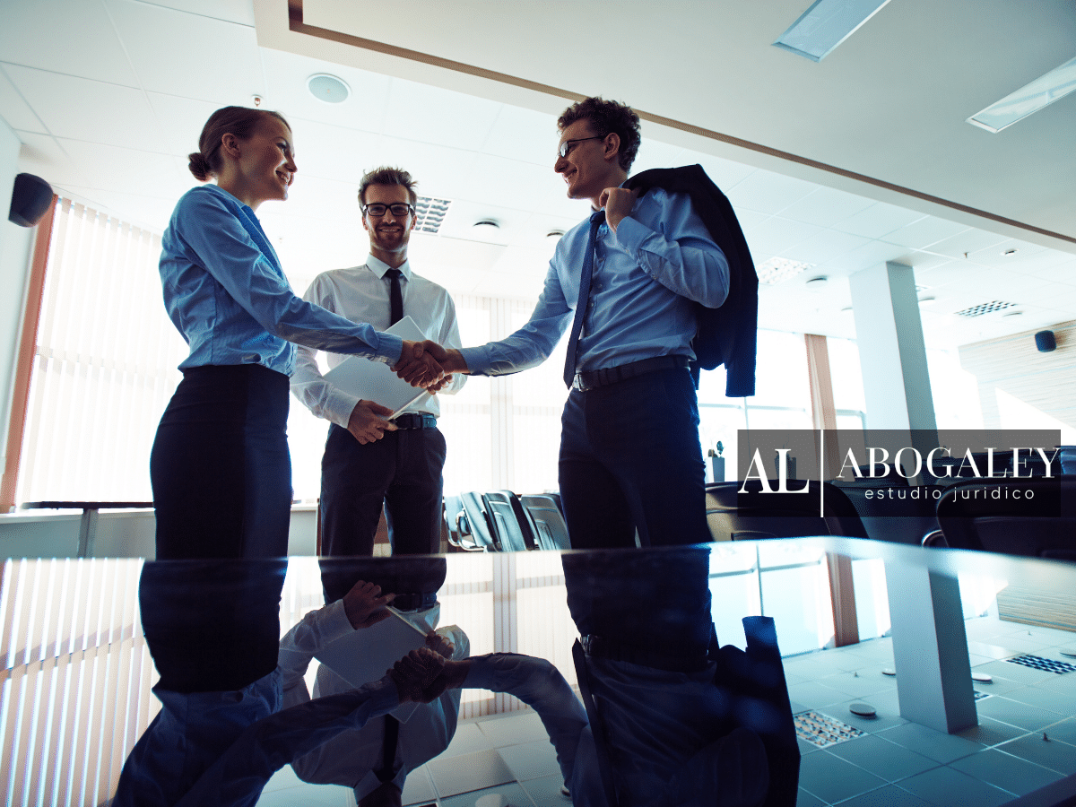 Empresarios estrechándoselos la mano en la oficina y hablando sobre la Sociedad de Responsabilidad Limitada en Chile