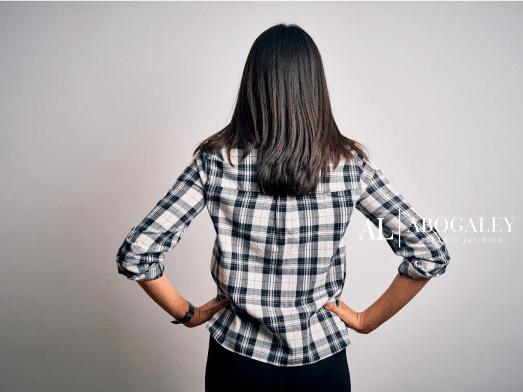 Mujer de espaldas pensando en la Pensión de Viudedad tras el Divorcio en Chile