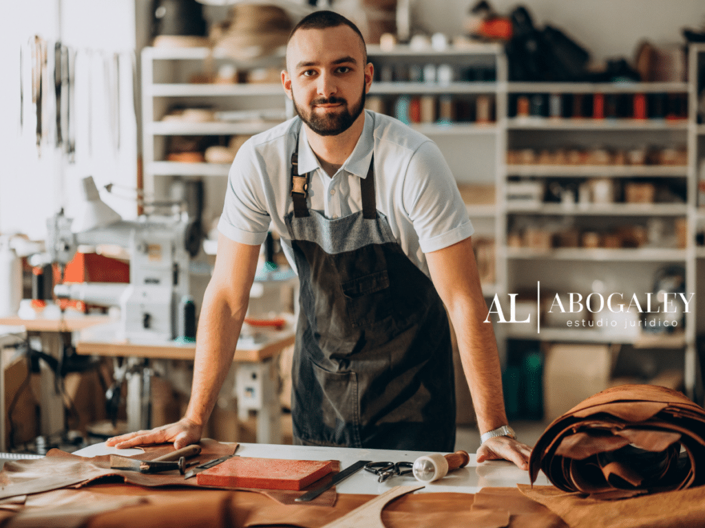 Emprendedor en su taller de costura pensando en el Régimen Pro Pyme en Chile