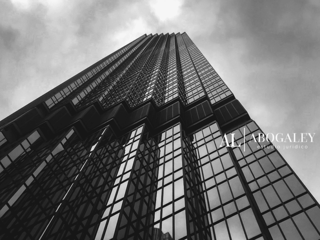 Edificio en blanco y negro representando Cómo hacer una Empresa en un Día en Chile