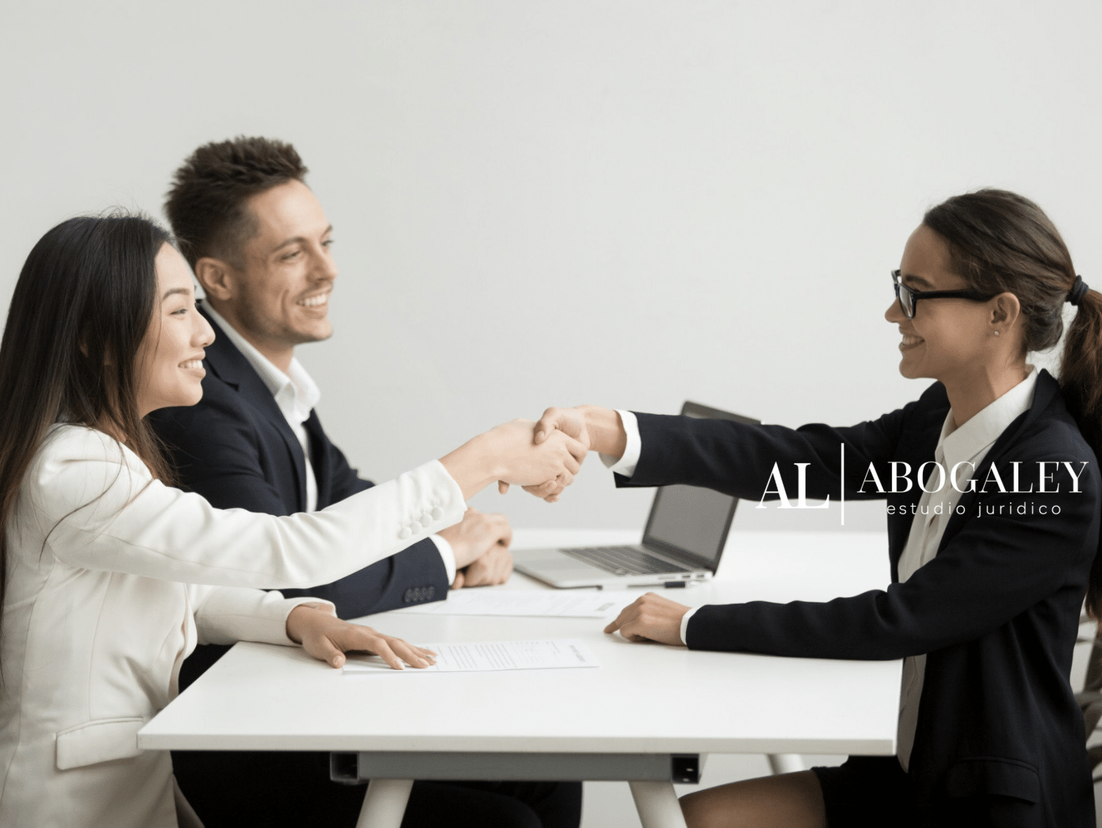 Personas estrechandose las manos en ámbito empresarial de Cláusula Earn Out en Chile